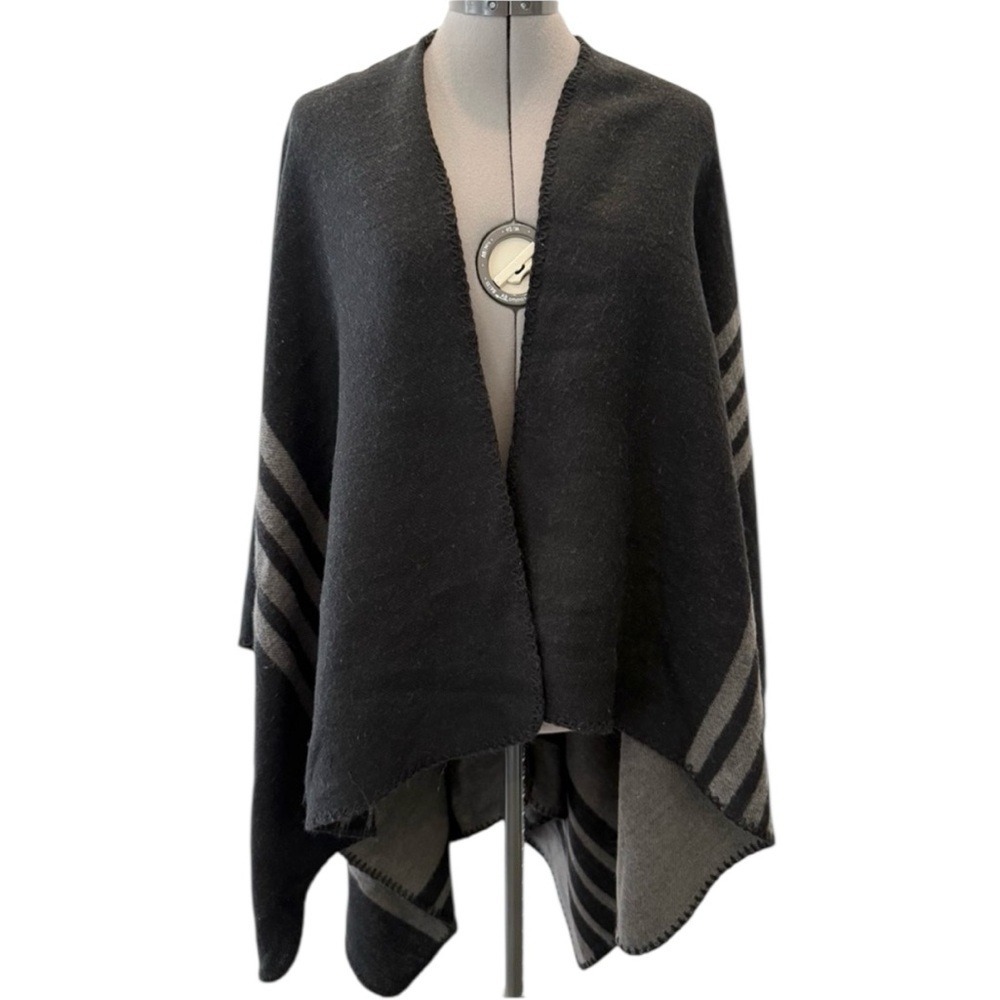 BB Dakota Reversible Open Front Poncho Wrap Blanket Stitch‎ Black Grey One Size